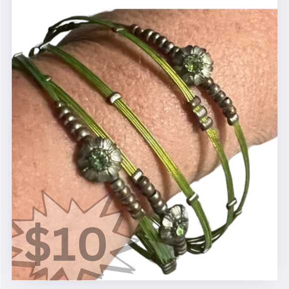 Set of 5 Wire Bracelets with Beads and Peridot Center Flowers Silver Tone Green - Picture 1 of 9
